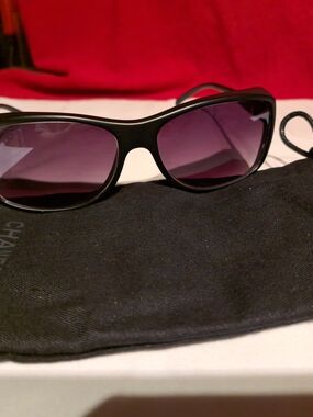 CHANEL Black Sunglasses with Gradient Purple Lenses